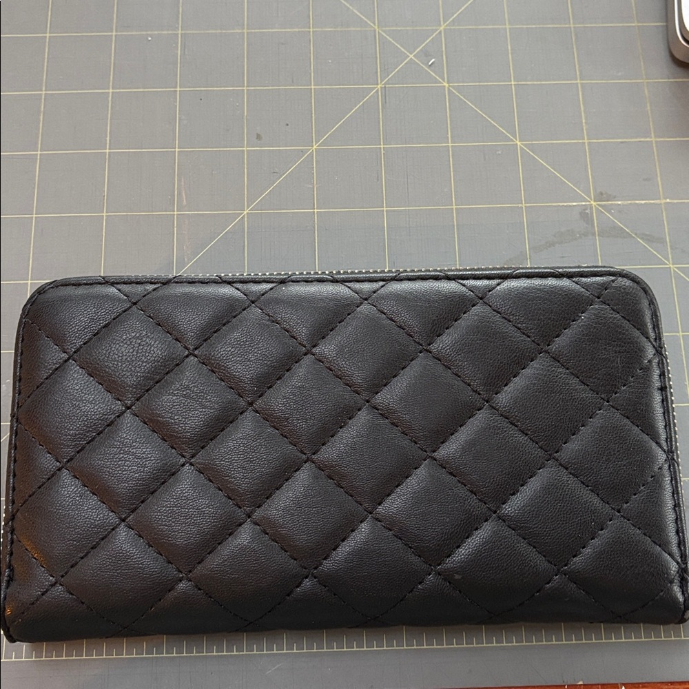Ellen Tracy Quilted Black Wallet. Great condition. - Picture 2 of 4